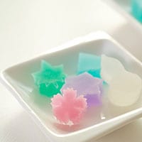 キラキラしてて宝石みたい！「琥珀糖」作りにチャレンジ！