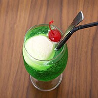【飲み比べ】クリームソーダにぴったりな炭酸飲料を調べた結果1位は意外なアレだった！