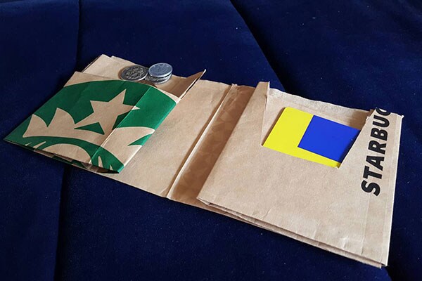 スターバックスの紙袋でつくった財布