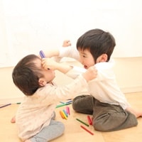友だちに噛みつく・たたくわが子の行動は性格に問題があるもの?