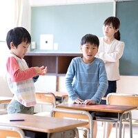 問題行動を起こす子どもと学校の対応の関係は？