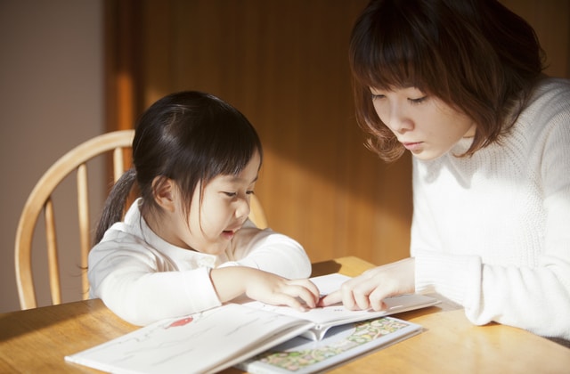 子どもの勉強を見る親