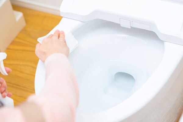 湿気でむわっ!トイレのイヤなニオイを軽減させる掃除法は?