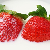 【みんなはどっち？】イチゴは潰して食べる派？　食べない派？