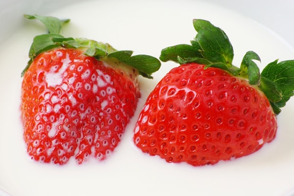 【みんなはどっち?】イチゴは潰して食べる派? 食べない派?