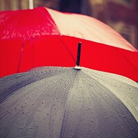 【傘下手かも】傘をさしても濡れてしまうのはさし方に問題あり？