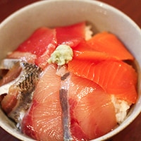 【ネットで話題】サーモンのめんつゆ漬け丼を他の魚で試してみた