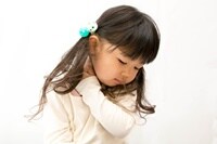 夏に悪化傾向がある!子どもの猫背が及ぼす悪影響