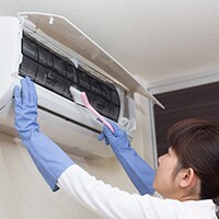 エアコンはフィルター掃除しただけで節電に！掃除頻度はどのくらい？