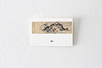 100均の強力マグネットが超便利！壁に穴を空けずに写真を飾れる