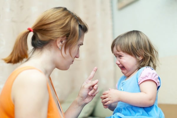 子どもを怒ると叱るの違いとは？