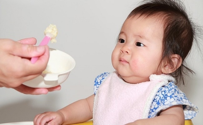 市販されている卵豆腐や卵焼き。赤ちゃんはいつから食べられる？