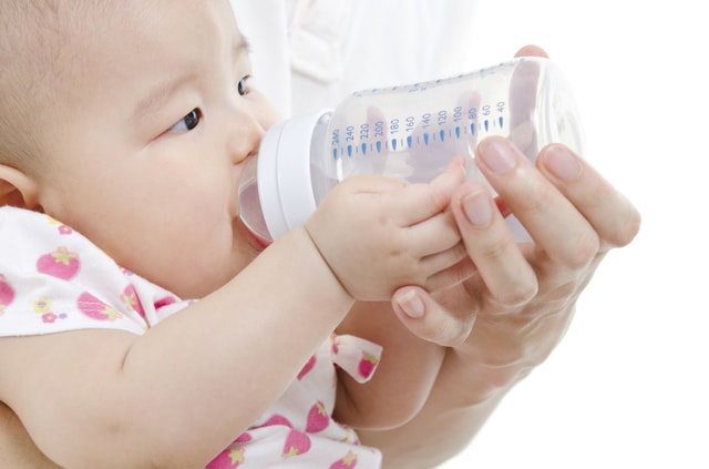 赤ちゃんのおしっこが少ないけど大丈夫？！夏の水分補給