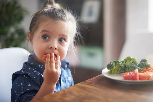 離乳食のとき手でグチャグチャして大変！どうすればいい？