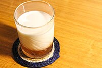 カルディのブラックティーで作る二層ドリンクがキレイでおいしい！