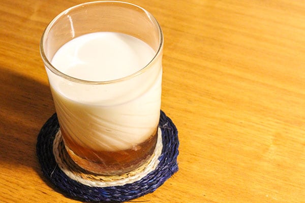 カルディのブラックティーで作る二層ドリンクがキレイ&おいしい！