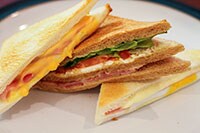 コンビニのサンドイッチは焼くと超ウマイ？実際に焼いてみた