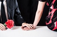 不倫騒動で女性が批判されがちな理由とは？