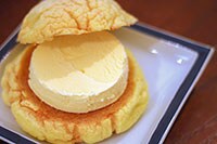 セブンのメロンパンに輪切りにした〇〇を挟むと超ウマイ!?