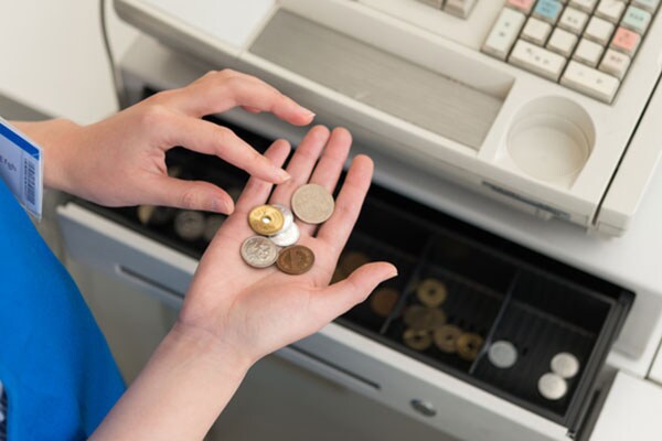 【約7割は○○派】会計時に端数の小銭は出す?出さない?