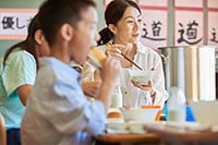 【賛否両論】給食の完食指導はおかしい？みんなの声は