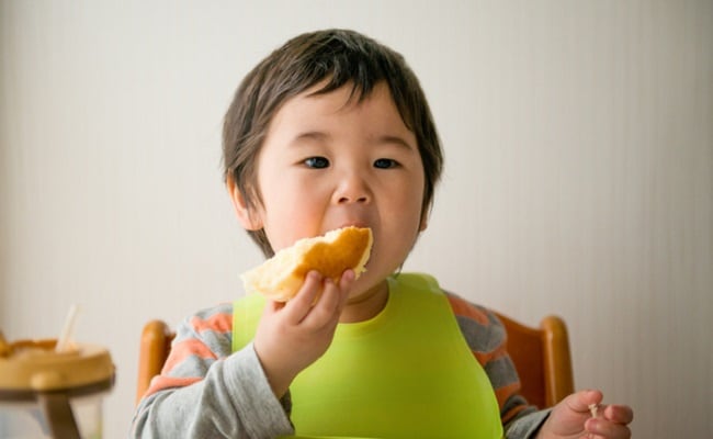 遊び食べして困る！赤ちゃんの2つのパターンの対処法とは