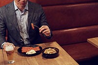 【夫の一人外食時の気分】「早く帰りたい」は最下位