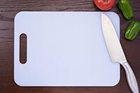 【タワシは厳禁】プラスチック製まな板の汚れをとる方法は?