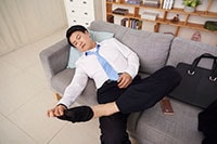 【靴下脱ぎっぱなしの夫】ママはどう対処する?