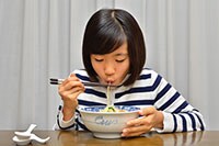 【予約受付中】麺すすり音をカモフラージュ!?日清の発想が面白すぎる