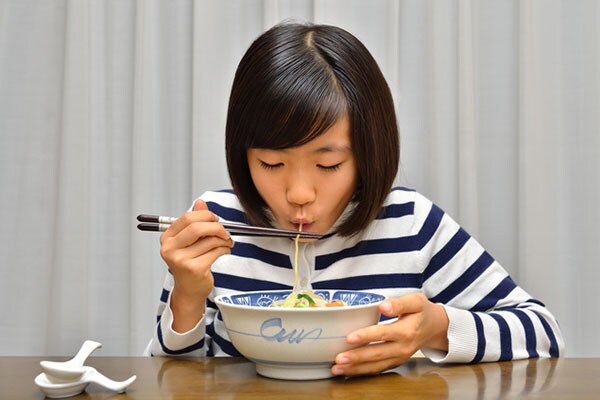 【予約受付中】麺すすり音をカモフラージュ!?日清の発想が面白すぎる