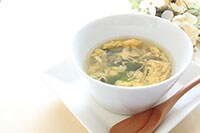 【捨てたらもったいない】余った鶏ゆで汁の活用術!