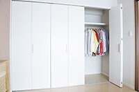 クローゼットの中身は着ない服ばかり!洋服の管理・処分法は?