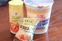 カップヌードルシーフードに粉チーズと温泉卵を入れるとめちゃウマイ