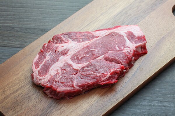 キッチンにあるアレを使う！安いお肉をやわらかくするには？