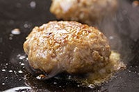 【パサパサはイヤ】ジューシーでおいしいハンバーグをつくるコツは？