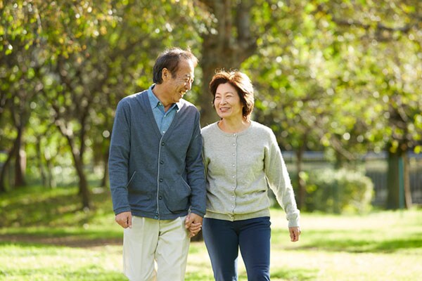 【いつまでも恋人気分で】結婚後も手をつないで歩くのどう思う？