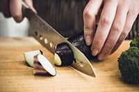 諦めないで！キッチンにあるもので包丁の切れ味を復活させる