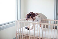 転落事故が564件…赤ちゃんの大人用ベッド使用の危険性