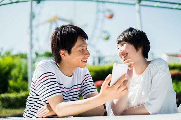 【SNS】パートナーが2人の写真を勝手に投稿　あなたは肯定派？否定派？