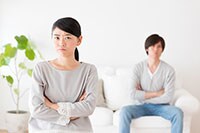 【夫婦喧嘩】夫にされてムカついたことランキング！2位「黙り込む」