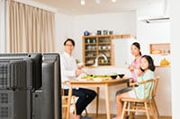 【子育ての疑問】食事中にテレビはつける？つけない？