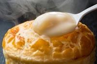 “アレ”をかぶせるだけ！いつものシチューやカレーがちょっと豪華に大変身