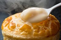 “アレ”をかぶせるだけ！いつものシチューやカレーがちょっと豪華に大変身