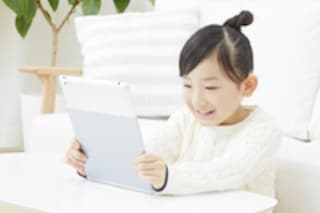 子にスマホやタブレットを渡す年齢、ボーダーラインは○歳！