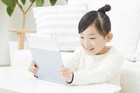 子にスマホやタブレットを渡す年齢、ボーダーラインは○歳!