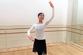 子どもと一緒にチャレンジ！背中と肩をほぐすバレエストレッチ