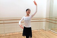 子どもと一緒にチャレンジ！背中と肩をほぐすバレエストレッチ