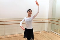 子どもと一緒にチャレンジ！背中と肩をほぐすバレエストレッチ