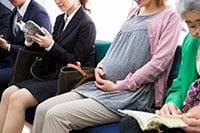電車内で席を譲ってもらえる？妊婦と乗客をつなぐ実証実験とは？